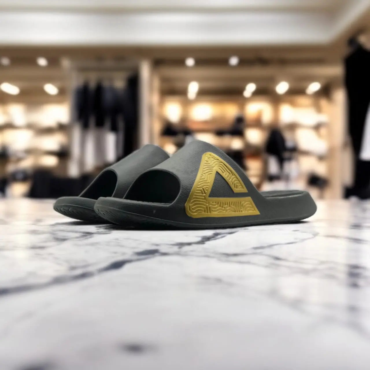 E92037L	SLIPPERS     BLACK/GOLD - 213.PEAK