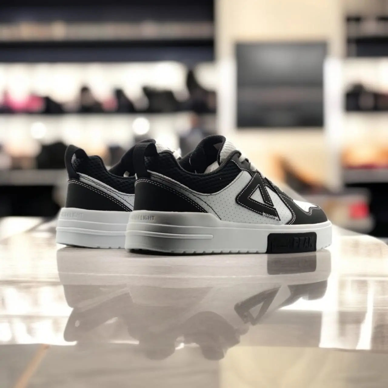 AE242447B-1020	CULTURE SHOES	WHITE/ BLACK - 213.PEAK